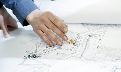 Medewerker Hydroscope beoordeelt tekening industriewater